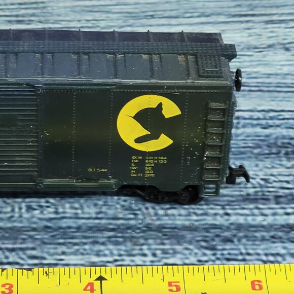 Vintage H.O scale Union Pacific & chessie systems train boxcars blue and brown - Picture 2 of 10